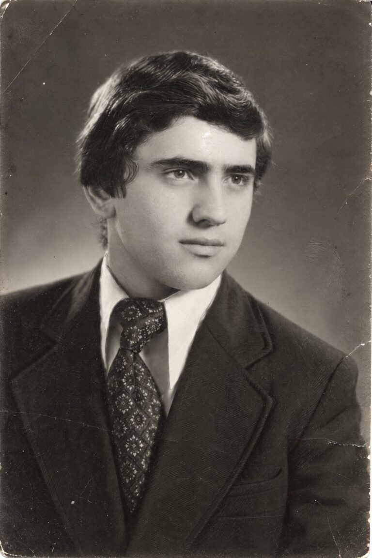 Portret de tânăr cu cravată cu model, anii '70 (imagine generată cu AI)