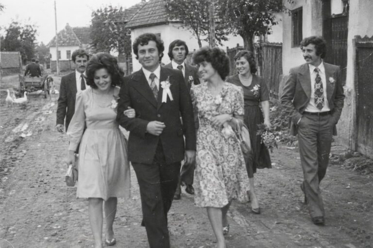 Alai de nuntă pe o uliță de sat (imagine generată cu AI)