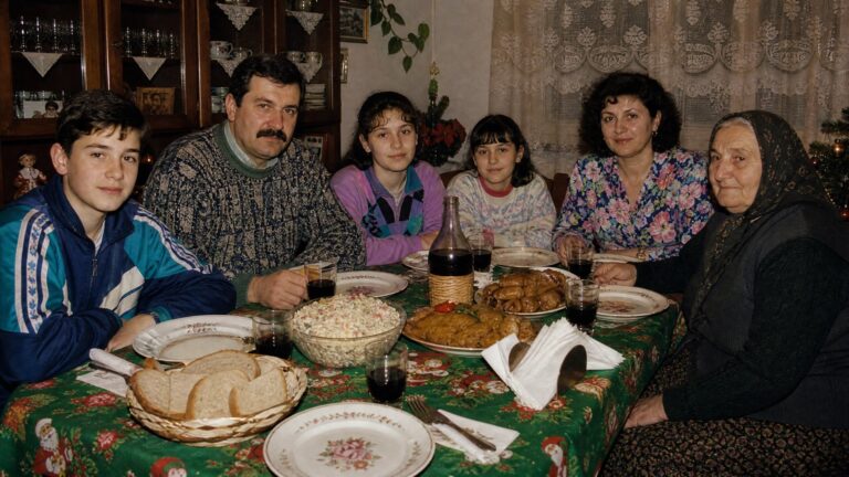 Familie la masa de Crăciun, anii '90 (imagine generată cu AI)