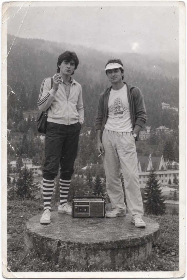 Doi tineri cu un radiocasetofon, la munte (imagine generată cu AI)