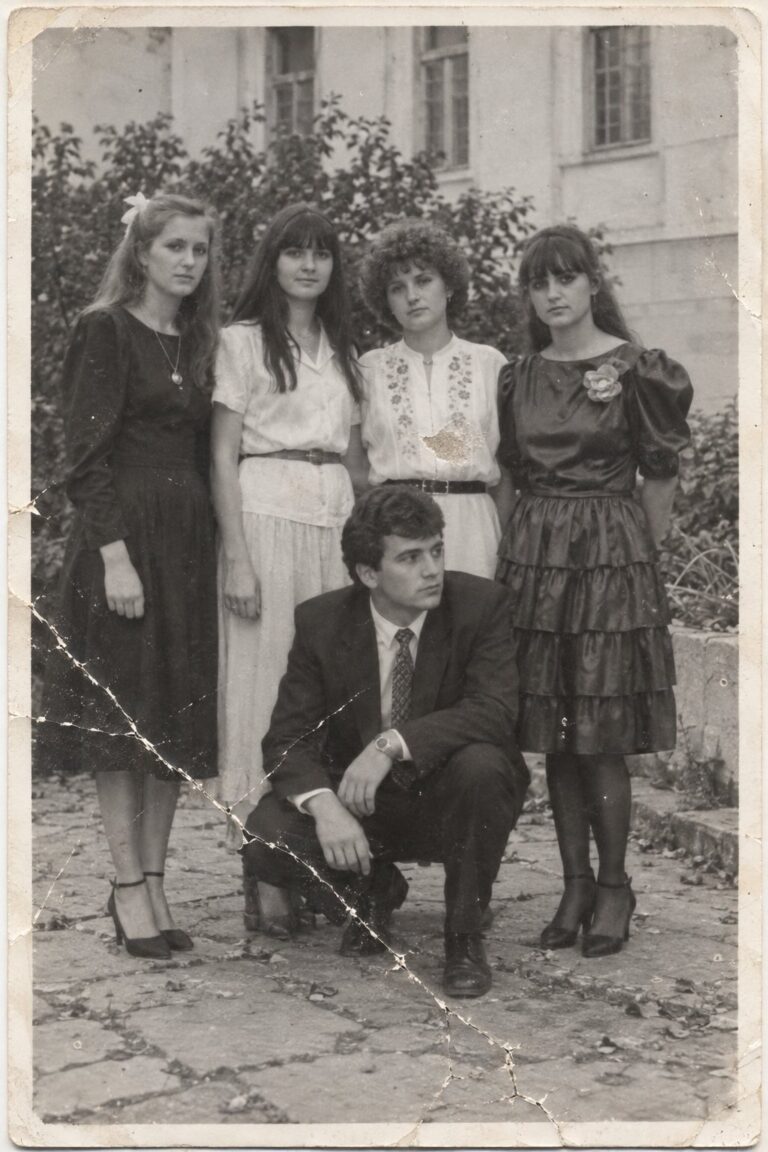 Patru tinere și un tânăr în fața unei clădiri (imagine generată cu AI)
