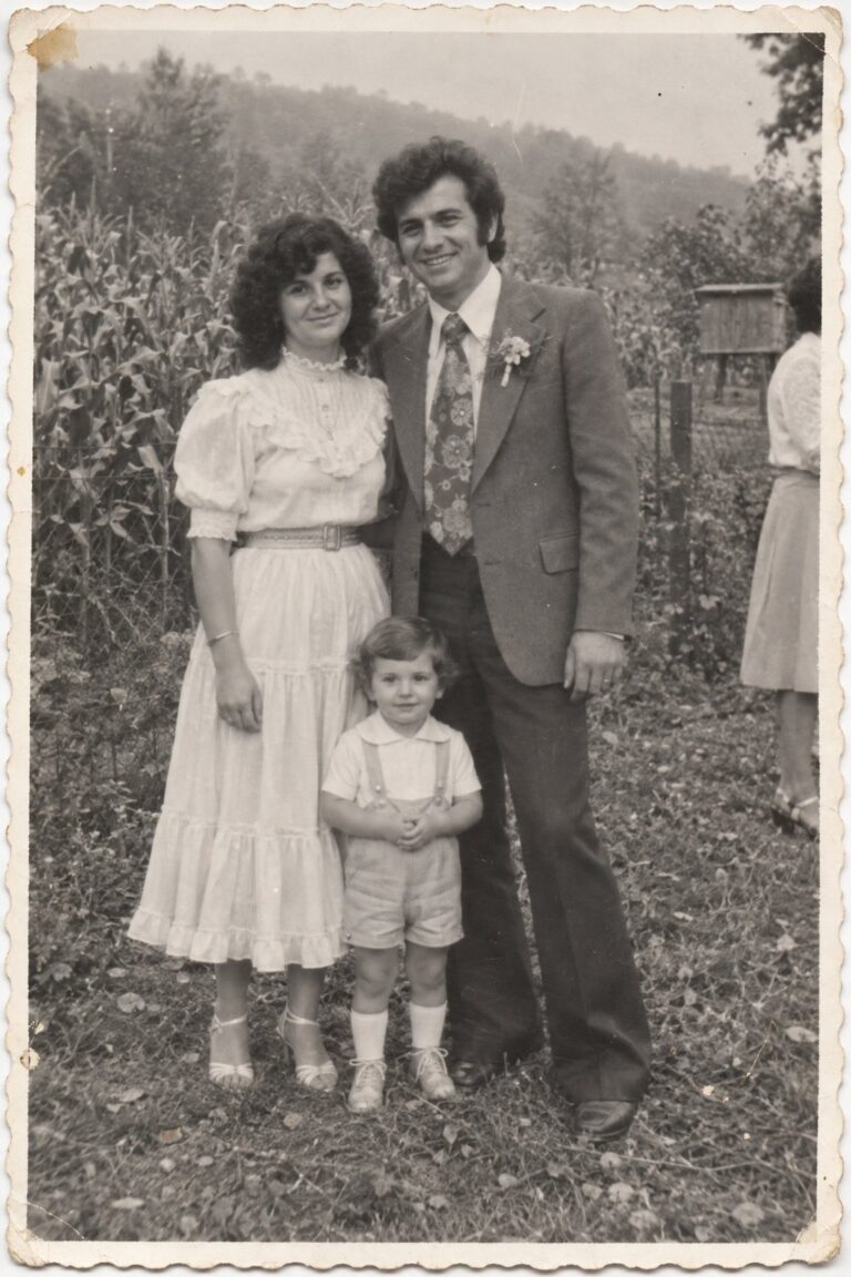Familie cu un copil mic lângă un lan de porumb (imagine generată cu AI)