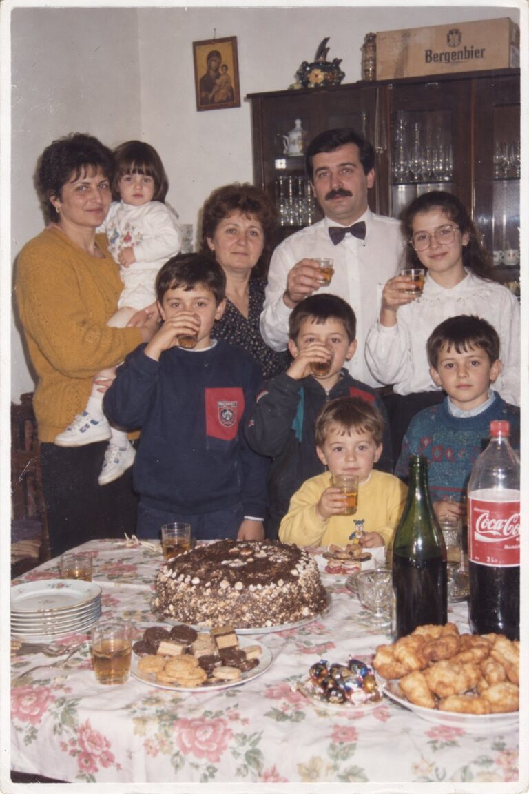 Familie la o aniversare cu tort, anii '90 (imagine generată cu AI)
