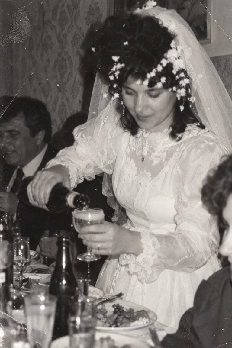 Mireasa toarnă șampanie la masa de nuntă (imagine generată cu AI)
