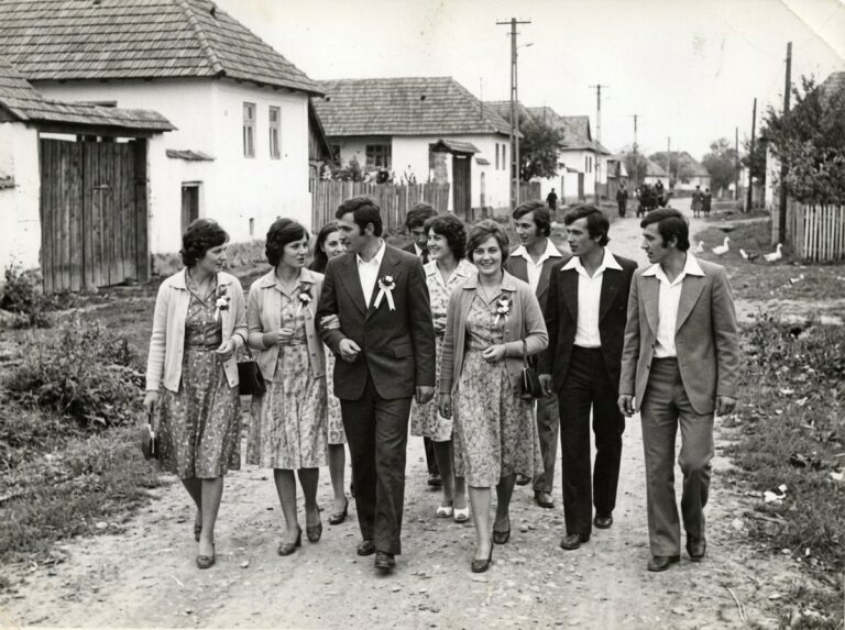 Alai de nuntă pe uliță, anii '70 (imagine generată cu AI)