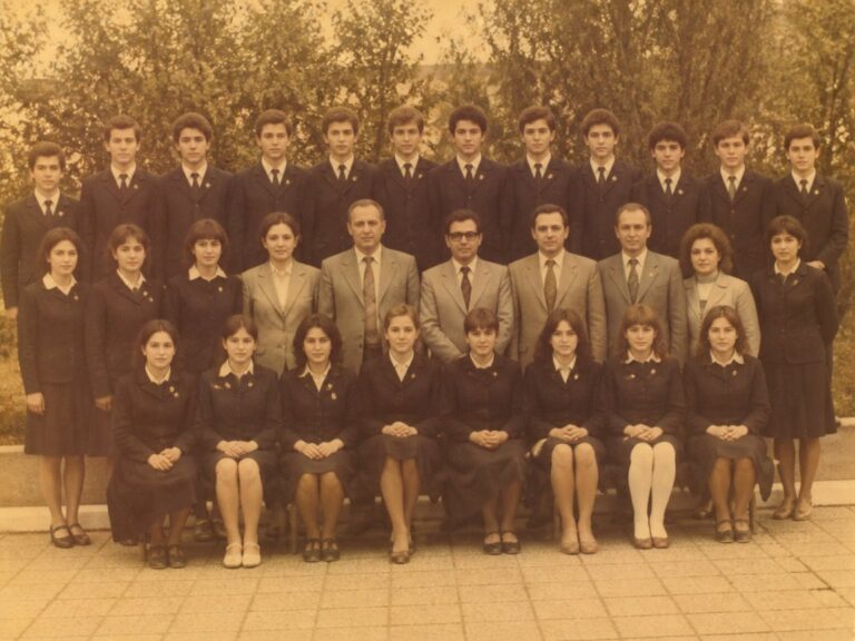 Fotografie de clasă cu profesorii (imagine generată cu AI)