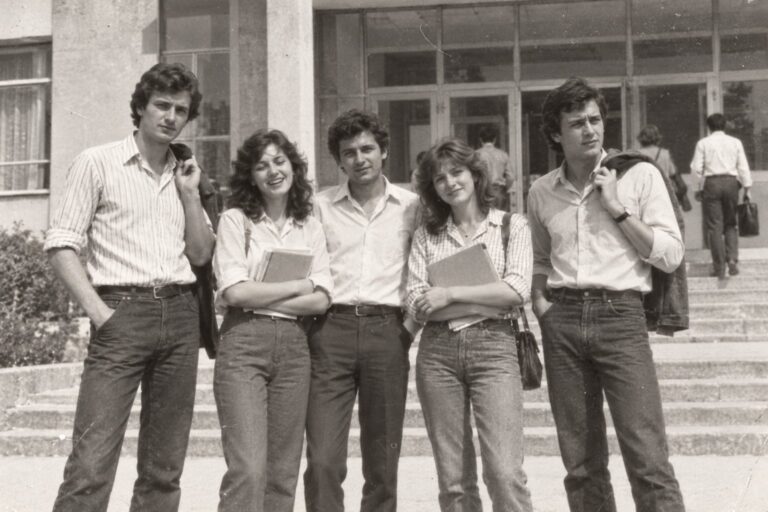 Cinci studenți în fața facultății (imagine generată cu AI)