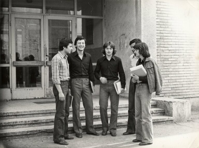 Studenți la intrarea unei clădiri, anii '70 (imagine generată cu AI)