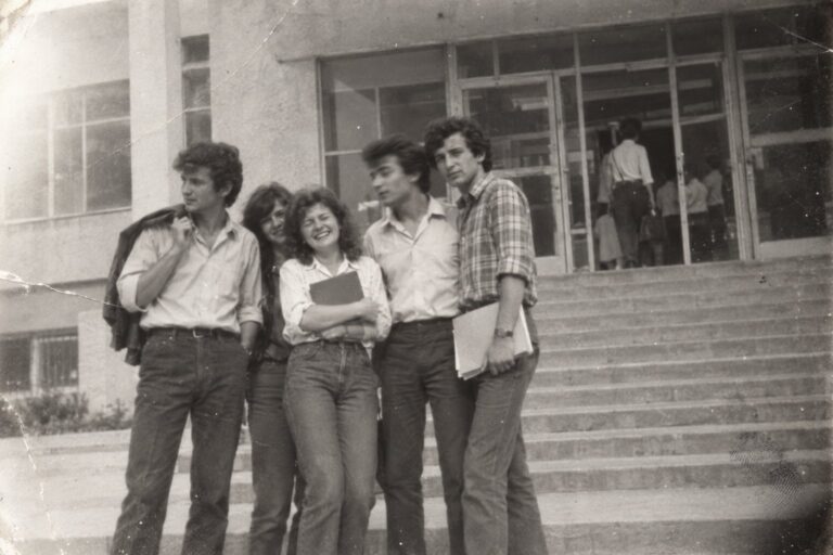 Grup de studenți pe treptele facultății (imagine generată cu AI)
