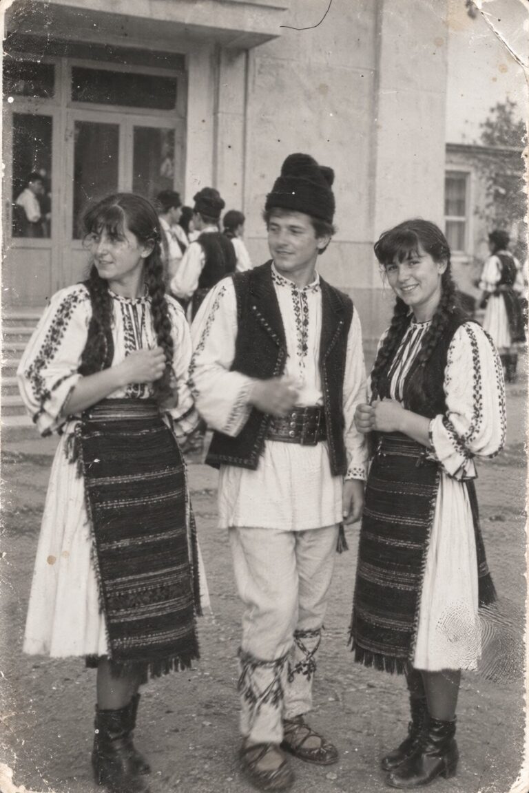 Tineri în costume populare (imagine generată cu AI)