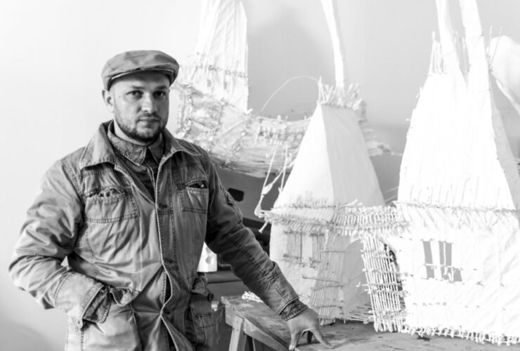 Sergiu Chihaia în atelier, lângă lucrările sale